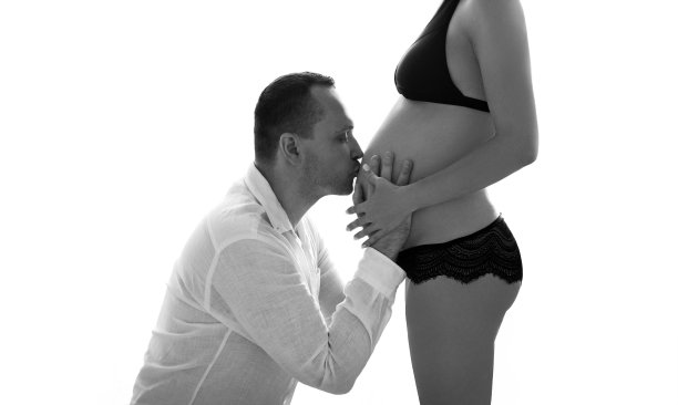 幸福夫妇亲吻孕肚黑白剪影图片下载