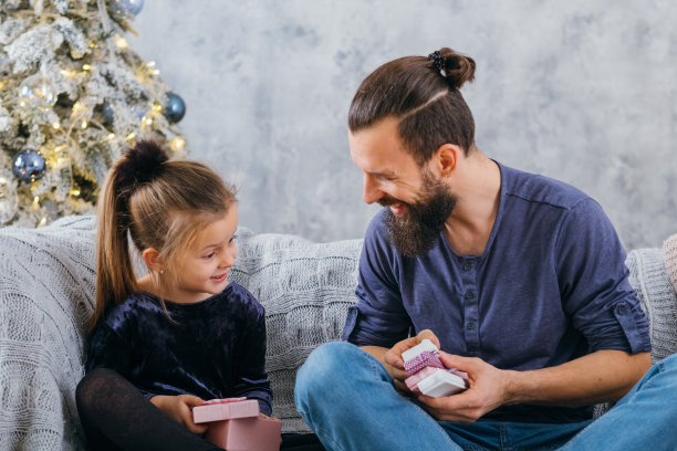 圣诞惊喜女孩快乐礼物爱爸爸图片下载
