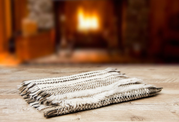 折叠成两半的格子毯子放在木桌上图片下载