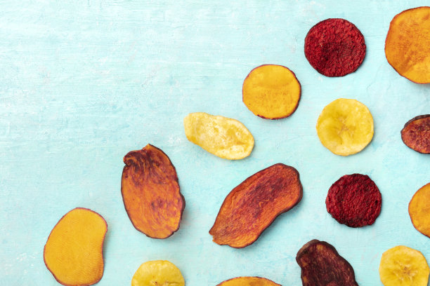 干果和蔬菜片，在一个充满活力的蓝色背景上方拍摄图片下载