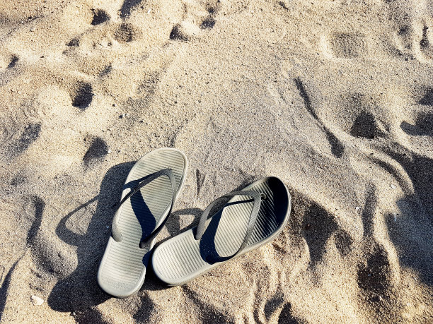 在阳光明媚的日子里穿着丁字拖鞋图片下载