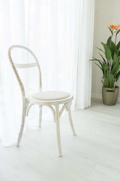 靠窗的老式木椅图片下载