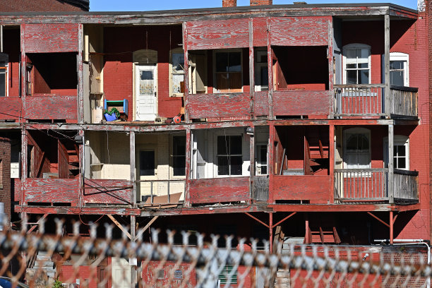 建筑背面越过栅栏图片下载