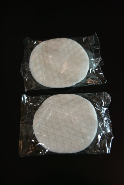 白色圆形海绵包裹在黑色光滑的表面上。图片下载