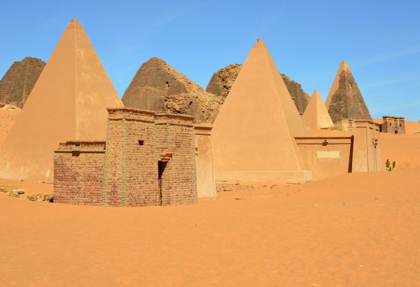 梅罗金字塔-撒哈拉沙漠中的努比亚坟墓-联合国教科文组织世界遗产，苏丹贝格拉维亚-金字塔N25, N26, N27图片下载