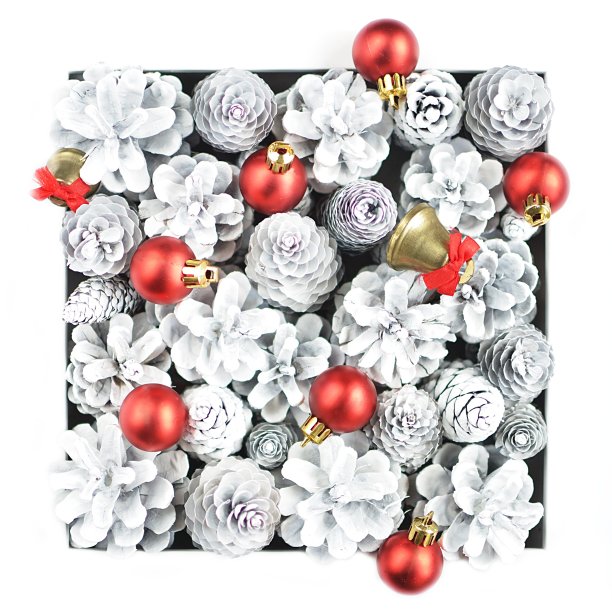 由松果制成的圣诞装饰品图片下载