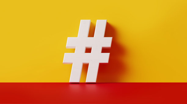 黄色墙前的标签符号-在线消息概念图片下载