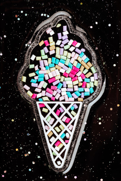 冰淇淋的塑料模型在纯粉红色的背景上图片下载