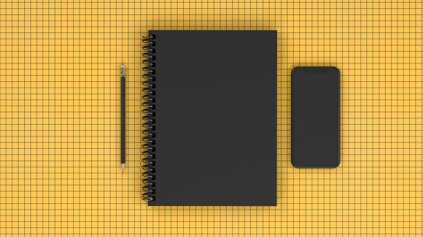 俯视图笔记本上的黄色网格背景，做列表的概念图片下载