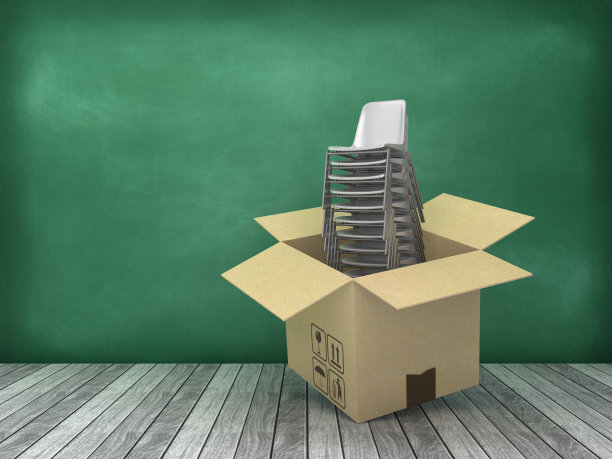 在木地板上堆叠椅子的硬纸盒-黑板背景- 3D渲染图片下载