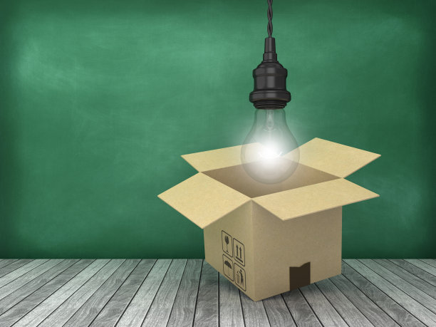 在木地板上有灯泡的纸板箱-黑板背景- 3D渲染图片下载