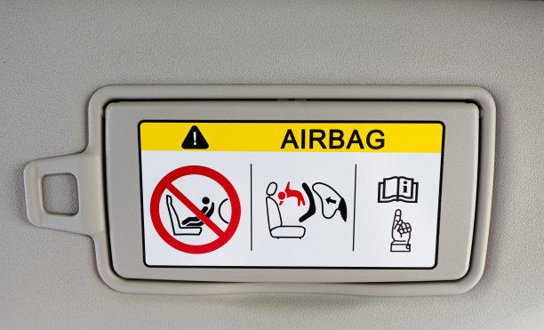 贴纸解释说，在没有阅读使用手册的情况下，不能把孩子的座位固定在前副驾驶座位上。图片下载