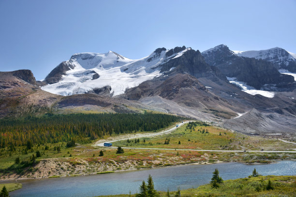 位于加拿大落基山脉的哥伦比亚冰原地区图片下载