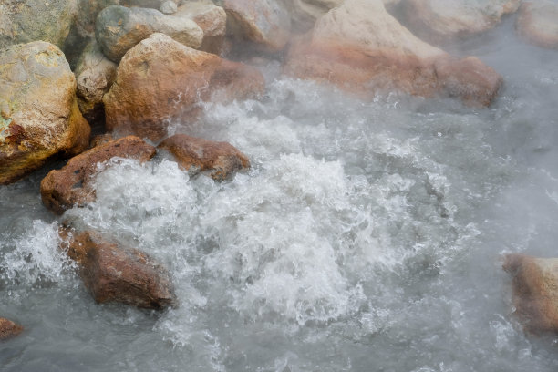 欧洲葡萄牙亚速尔群岛圣米格尔弗纳斯地热区的温泉图片下载