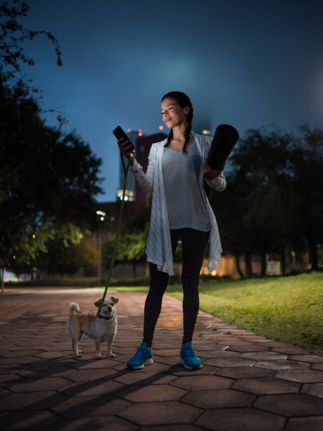 一个在公园里带宠物的拉丁女人图片下载