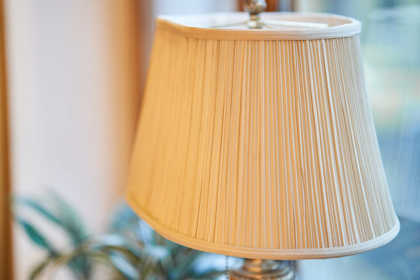 里面有一盏古老的灯。旧灯的灯罩图片下载