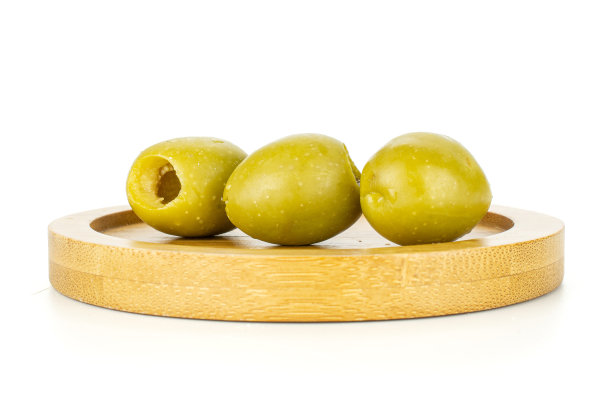 在白色上孤立的有核的绿色橄榄图片下载