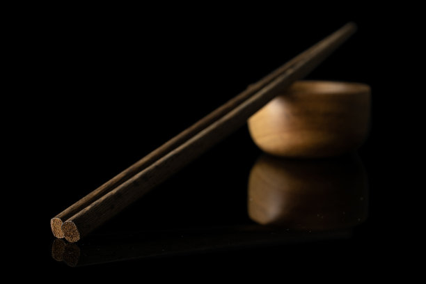 亚洲筷子孤立在黑色玻璃上图片下载