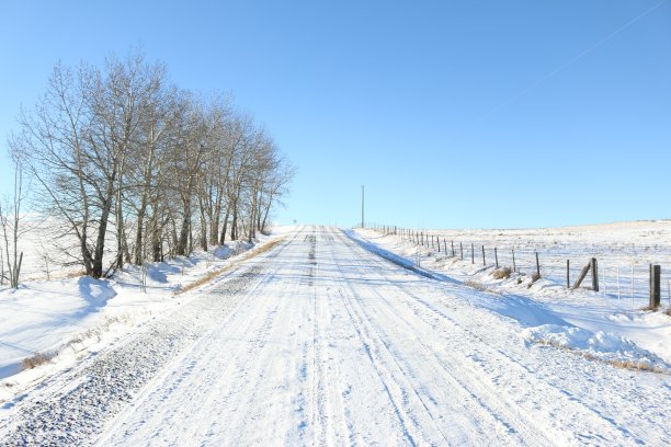 冬天被雪覆盖的乡间小路。图片下载