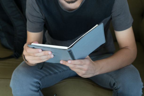 一个年轻人正在看笔记本图片下载