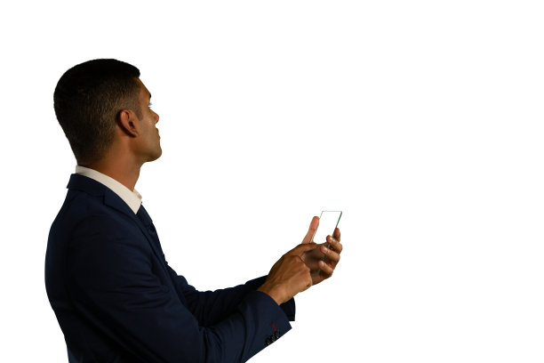 商人拿着一个透明的便携式设备图片下载