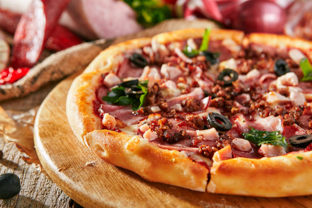 披萨餐厅菜单-美味的新鲜披萨香肠，融化的肉和鸡肉。带配料的质朴木桌上的披萨图片下载