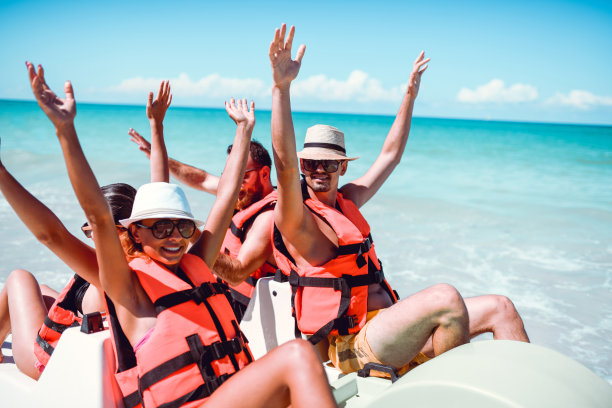 暑假里享受自由的朋友们图片下载