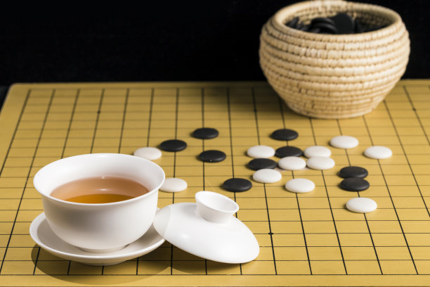 茶具放在棋盘上图片下载