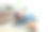 在家里和猫玩。年轻女子躺在地毯上戏弄宠物。图片下载