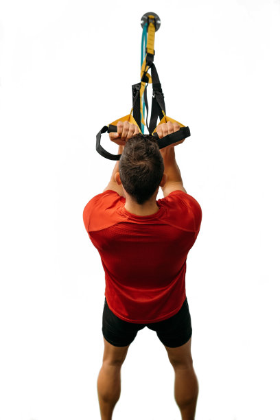 一张彩色照片，一个穿着红色衬衫的男孩在白色的墙上做伸展运动，上面有两个黄色的支架。图片下载