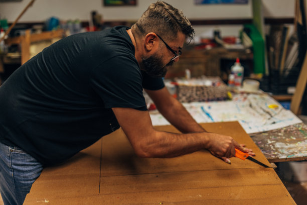 艺术家用手术刀切割画布图片下载