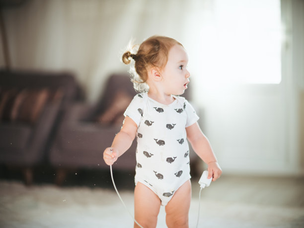 小女孩在家里玩图片下载