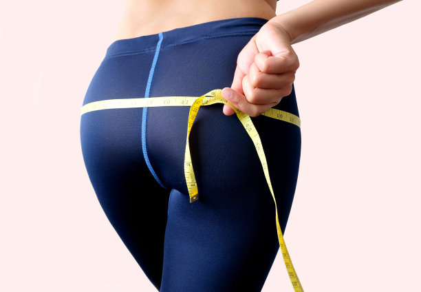 她用她的腰和臀来测量图片下载