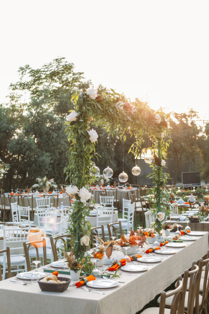 宴会或婚宴的餐桌布置图片下载