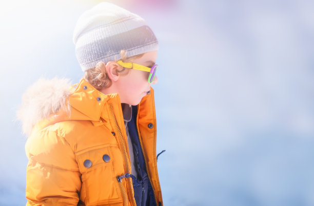 可爱的小男孩在一个美丽的冬天阳光明媚的日子图片下载