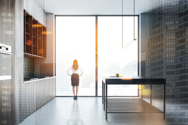 女人在全景厨房与岛图片下载