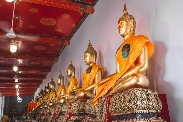 卧佛寺，或卧佛寺，位于玉佛寺后面，是任何第一次来曼谷的游客必去的地方。图片下载