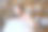 坐在体育馆里的女孩放松地抱着球。图片下载