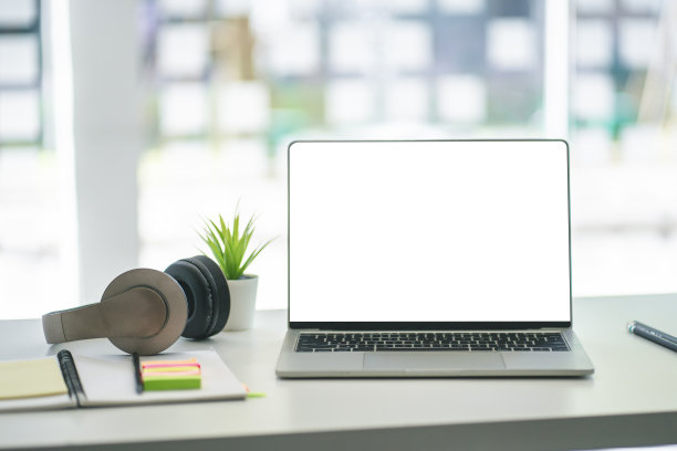 模拟图像的电脑笔记本电脑与空白的白色屏幕背景广告和文字。图片下载