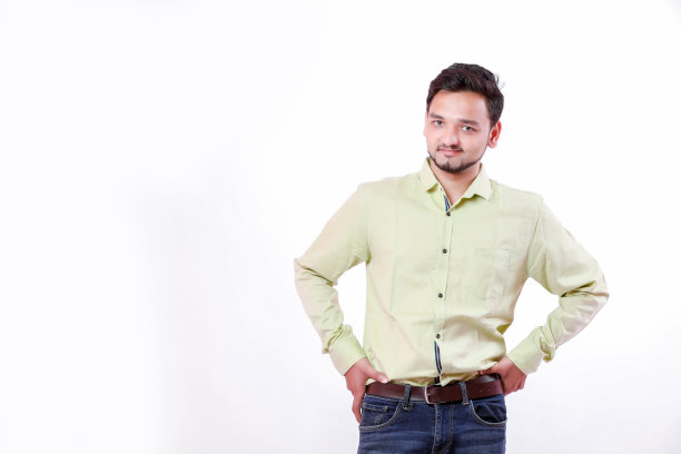 年轻的印度人孤立地站在白色的背景上图片下载