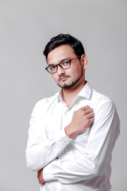 戴眼镜的印度年轻人图片下载