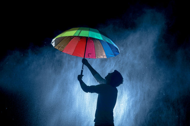 手里拿着伞的印度男孩图片下载