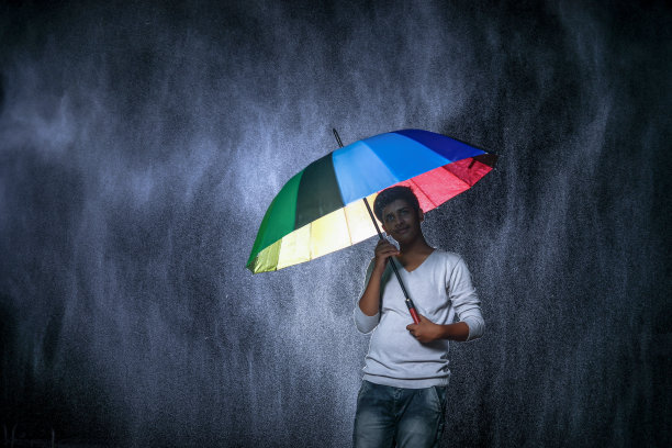 手里拿着伞的印度男孩图片下载