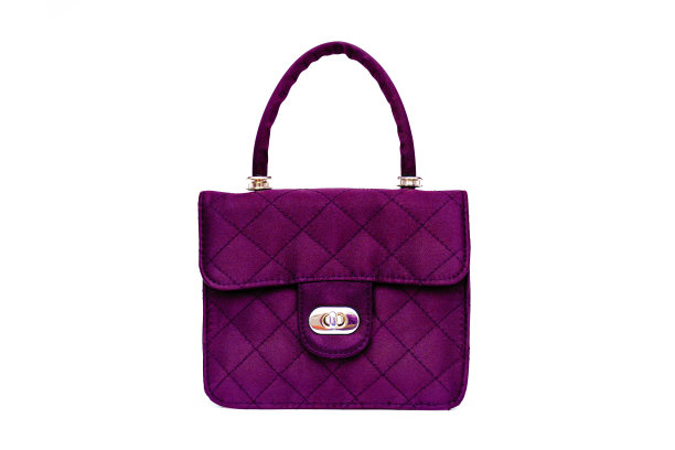 白色背景的时尚粉色包。图片下载