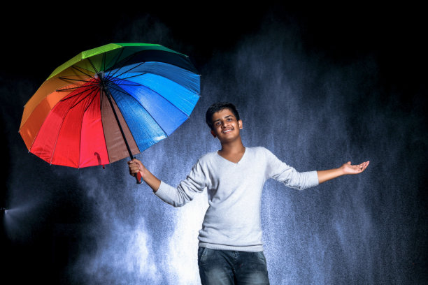 手里拿着伞的印度男孩图片下载