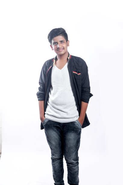 年轻的印度/亚洲大学生在t恤上图片下载