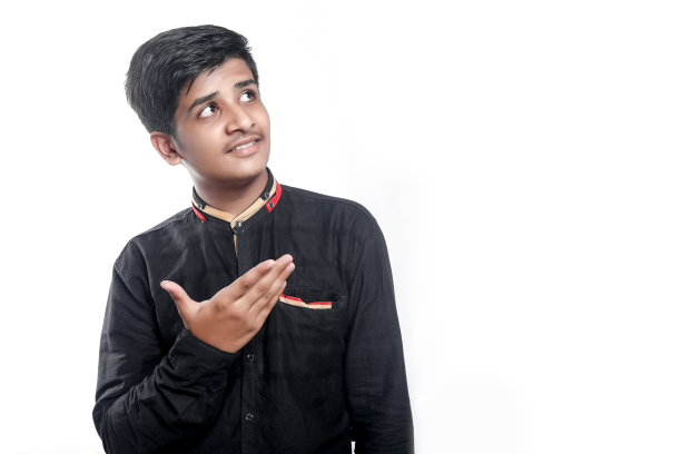 年轻的印度/亚洲大学生在t恤上图片下载