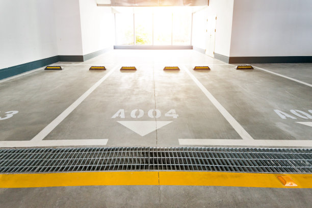 现代建筑中空荡荡的停车场图片下载