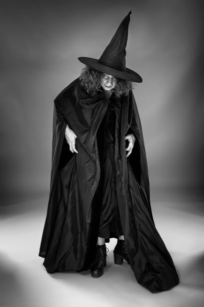 黑衣老巫婆图片下载