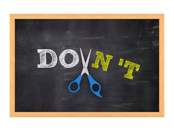 剪刀切割不/做字在黑板上- 3D渲染图片下载